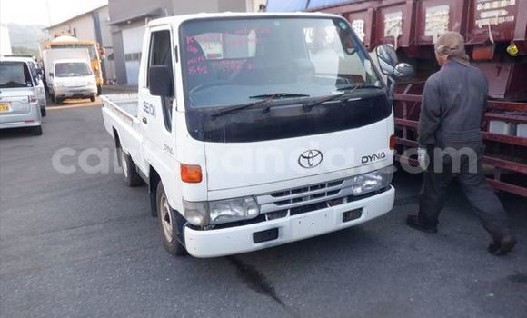 Nunua Ilio tumika Toyota Dyna Nyeupe Lori ndani ya Kampala nchini Uganda Nunua Ilio tumika Toyota Dyna Nyeupe Lori ndani ya Kampala nchini Uganda