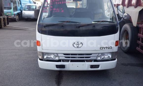 Nunua Ilio tumika Toyota Dyna Nyeupe Lori ndani ya Kampala nchini Uganda Nunua Ilio tumika Toyota Dyna Nyeupe Lori ndani ya Kampala nchini Uganda