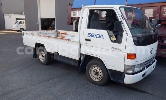 Nunua Ilio tumika Toyota Dyna Nyeupe Lori ndani ya Kampala nchini Uganda Nunua Ilio tumika Toyota Dyna Nyeupe Lori ndani ya Kampala nchini Uganda