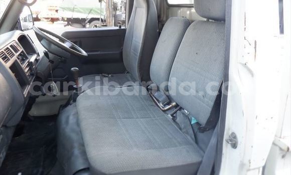 Nunua Ilio tumika Toyota Dyna Nyeupe Lori ndani ya Kampala nchini Uganda Nunua Ilio tumika Toyota Dyna Nyeupe Lori ndani ya Kampala nchini Uganda