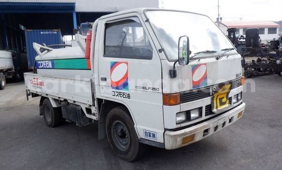 Nunua Ilio tumika Isuzu FTR 850 Nyeupe Lori ndani ya Kampala nchini Uganda Nunua Ilio tumika Isuzu FTR 850 Nyeupe Lori ndani ya Kampala nchini Uganda
