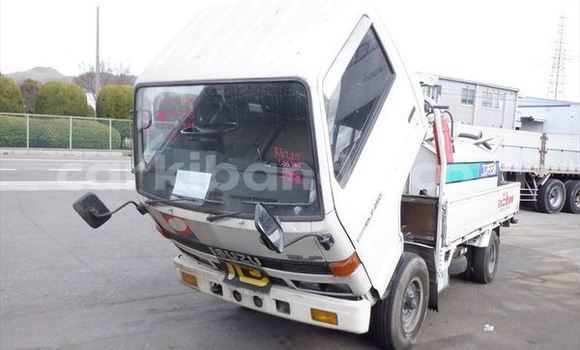 Nunua Ilio tumika Isuzu FTR 850 Nyeupe Lori ndani ya Kampala nchini Uganda Nunua Ilio tumika Isuzu FTR 850 Nyeupe Lori ndani ya Kampala nchini Uganda