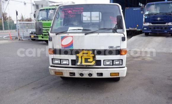 Nunua Ilio tumika Isuzu FTR 850 Nyeupe Lori ndani ya Kampala nchini Uganda Nunua Ilio tumika Isuzu FTR 850 Nyeupe Lori ndani ya Kampala nchini Uganda