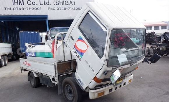 Nunua Ilio tumika Isuzu FTR 850 Nyeupe Lori ndani ya Kampala nchini Uganda Nunua Ilio tumika Isuzu FTR 850 Nyeupe Lori ndani ya Kampala nchini Uganda