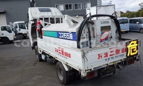 Nunua Ilio tumika Isuzu FTR 850 Nyeupe Lori ndani ya Kampala nchini Uganda Nunua Ilio tumika Isuzu FTR 850 Nyeupe Lori ndani ya Kampala nchini Uganda