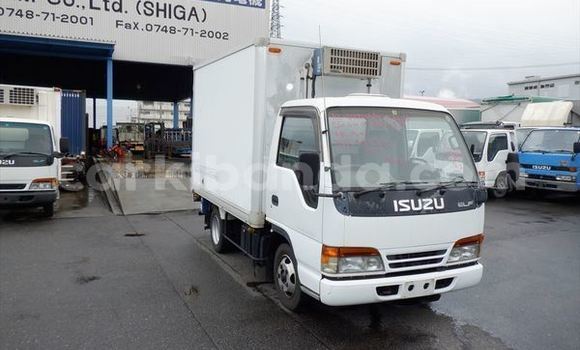 Nunua Ilio tumika Isuzu FTR 850 Nyeupe Lori ndani ya Kampala nchini Uganda Nunua Ilio tumika Isuzu FTR 850 Nyeupe Lori ndani ya Kampala nchini Uganda
