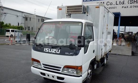 Nunua Ilio tumika Isuzu FTR 850 Nyeupe Lori ndani ya Kampala nchini Uganda Nunua Ilio tumika Isuzu FTR 850 Nyeupe Lori ndani ya Kampala nchini Uganda