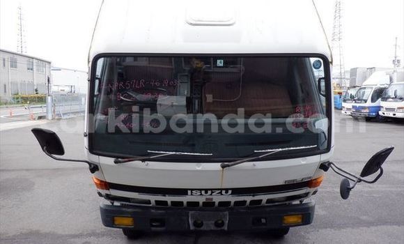 Nunua Ilio tumika Isuzu FTR 850 Nyeupe Lori ndani ya Kampala nchini Uganda Nunua Ilio tumika Isuzu FTR 850 Nyeupe Lori ndani ya Kampala nchini Uganda