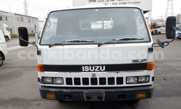 Nunua Ilio tumika Isuzu FTR 850 Nyeupe Lori ndani ya Kampala nchini Uganda Nunua Ilio tumika Isuzu FTR 850 Nyeupe Lori ndani ya Kampala nchini Uganda