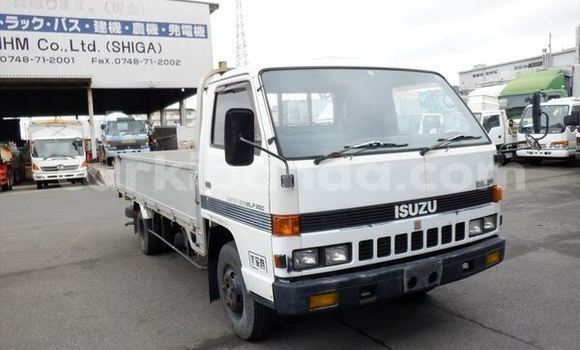 Nunua Ilio tumika Isuzu FTR 850 Nyeupe Lori ndani ya Kampala nchini Uganda Nunua Ilio tumika Isuzu FTR 850 Nyeupe Lori ndani ya Kampala nchini Uganda