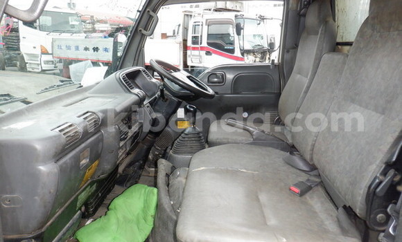 Nunua Ilio tumika Isuzu FTR 850 Nyeupe Lori ndani ya Kampala nchini Uganda Nunua Ilio tumika Isuzu FTR 850 Nyeupe Lori ndani ya Kampala nchini Uganda