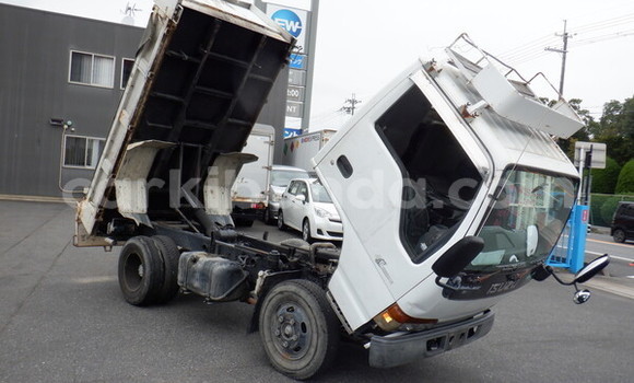 Nunua Ilio tumika Isuzu FTR 850 Nyeupe Lori ndani ya Kampala nchini Uganda Nunua Ilio tumika Isuzu FTR 850 Nyeupe Lori ndani ya Kampala nchini Uganda