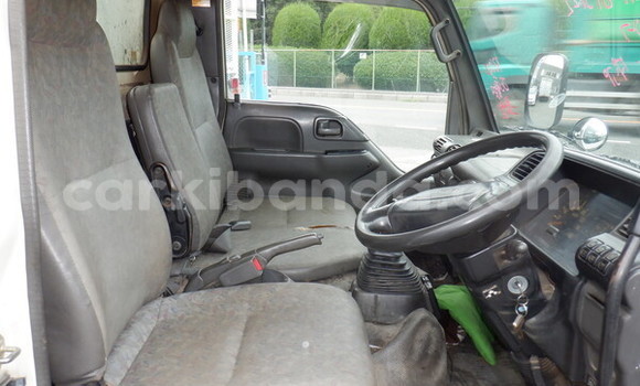 Nunua Ilio tumika Isuzu FTR 850 Nyeupe Lori ndani ya Kampala nchini Uganda Nunua Ilio tumika Isuzu FTR 850 Nyeupe Lori ndani ya Kampala nchini Uganda