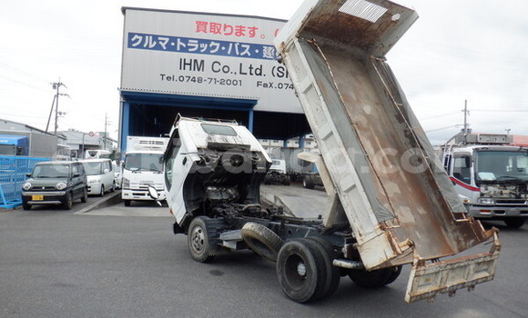 Nunua Ilio tumika Isuzu FTR 850 Nyeupe Lori ndani ya Kampala nchini Uganda Nunua Ilio tumika Isuzu FTR 850 Nyeupe Lori ndani ya Kampala nchini Uganda