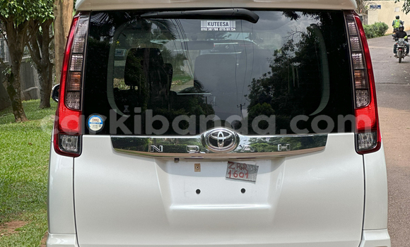 Nunua Imported Toyota Noah Nyeupe Gari ndani ya Kampala nchini Uganda Nunua Imported Toyota Noah Nyeupe Gari ndani ya Kampala nchini Uganda