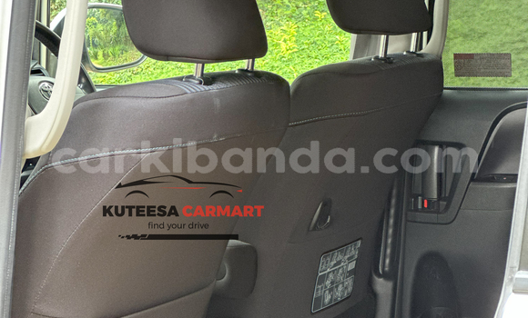 Nunua Imported Toyota Noah Nyeupe Gari ndani ya Kampala nchini Uganda Nunua Imported Toyota Noah Nyeupe Gari ndani ya Kampala nchini Uganda