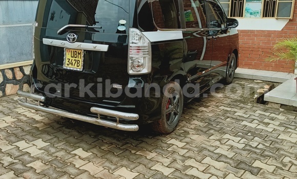 Acheter Occasion Voiture Toyota Voxy Noir à Kampala, Ouganda