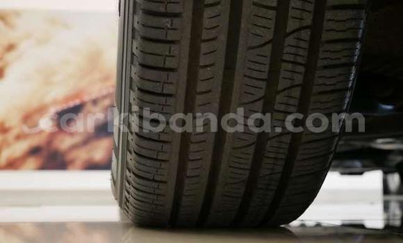 Gura Yakoze Range Rover Range Rover Blue Imodoka i Kampala mu Uganda Gura Yakoze Range Rover Range Rover Blue Imodoka i Kampala mu Uganda