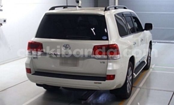 Gura Nshya Toyota Land Cruiser White Imodoka i Kampala mu Uganda Gura Nshya Toyota Land Cruiser White Imodoka i Kampala mu Uganda
