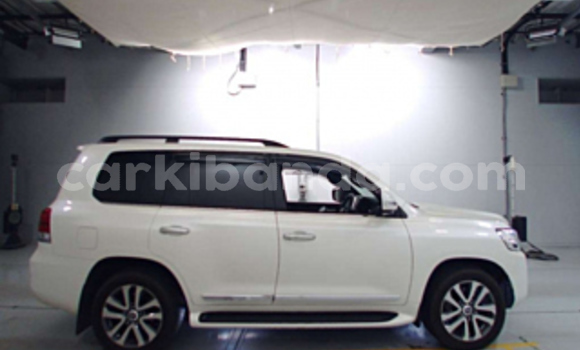 Gura Nshya Toyota Land Cruiser White Imodoka i Kampala mu Uganda Gura Nshya Toyota Land Cruiser White Imodoka i Kampala mu Uganda