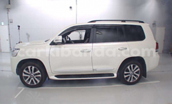 Gura Nshya Toyota Land Cruiser White Imodoka i Kampala mu Uganda Gura Nshya Toyota Land Cruiser White Imodoka i Kampala mu Uganda