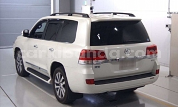 Gura Nshya Toyota Land Cruiser White Imodoka i Kampala mu Uganda Gura Nshya Toyota Land Cruiser White Imodoka i Kampala mu Uganda