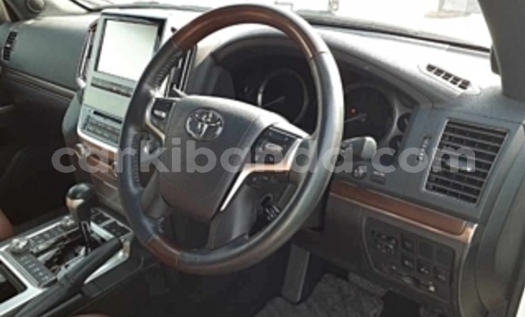 Gura Nshya Toyota Land Cruiser White Imodoka i Kampala mu Uganda Gura Nshya Toyota Land Cruiser White Imodoka i Kampala mu Uganda