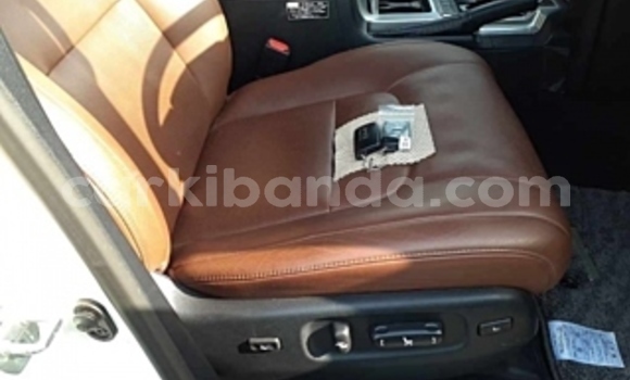 Gura Nshya Toyota Land Cruiser White Imodoka i Kampala mu Uganda Gura Nshya Toyota Land Cruiser White Imodoka i Kampala mu Uganda