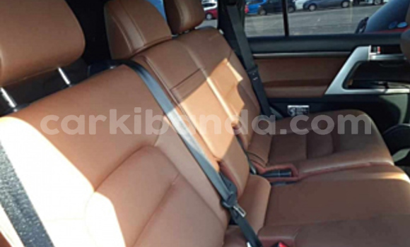 Gura Nshya Toyota Land Cruiser White Imodoka i Kampala mu Uganda Gura Nshya Toyota Land Cruiser White Imodoka i Kampala mu Uganda