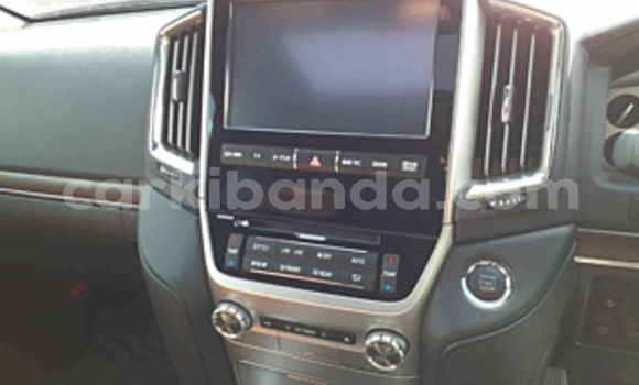Gura Nshya Toyota Land Cruiser White Imodoka i Kampala mu Uganda Gura Nshya Toyota Land Cruiser White Imodoka i Kampala mu Uganda