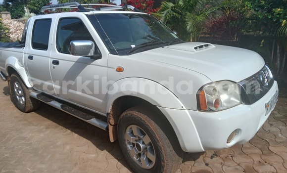 Gura Yakoze Nissan NP 300 White Imodoka i Entebbe mu Uganda