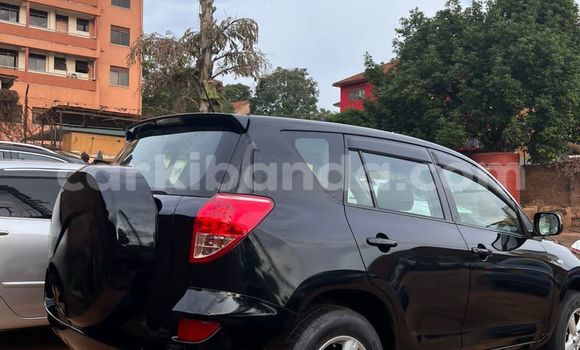 Nunua Imported Toyota RAV4 Nyeusi Gari ndani ya Kampala nchini Uganda Nunua Imported Toyota RAV4 Nyeusi Gari ndani ya Kampala nchini Uganda