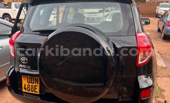 Nunua Imported Toyota RAV4 Nyeusi Gari ndani ya Kampala nchini Uganda Nunua Imported Toyota RAV4 Nyeusi Gari ndani ya Kampala nchini Uganda