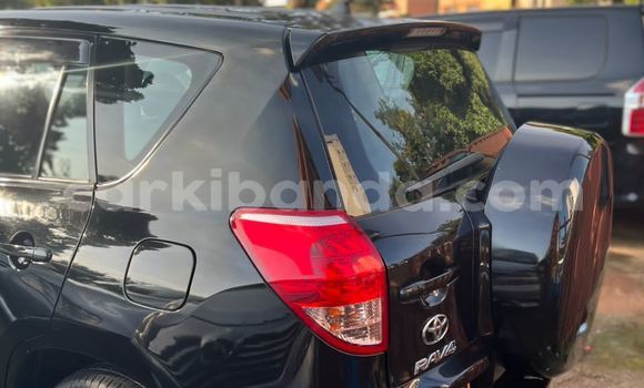 Nunua Imported Toyota RAV4 Nyeusi Gari ndani ya Kampala nchini Uganda Nunua Imported Toyota RAV4 Nyeusi Gari ndani ya Kampala nchini Uganda