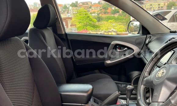 Nunua Imported Toyota RAV4 Nyeusi Gari ndani ya Kampala nchini Uganda Nunua Imported Toyota RAV4 Nyeusi Gari ndani ya Kampala nchini Uganda