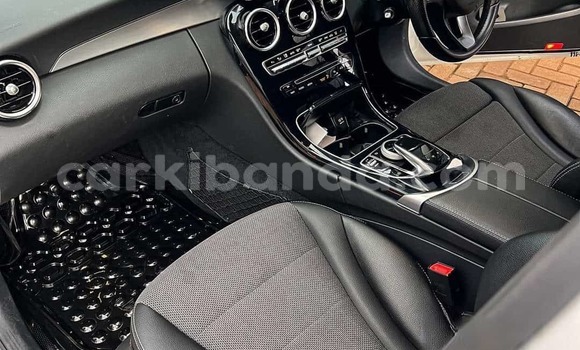 Nunua Ilio tumika Mercedes-Benz C180 coupe Nyeupe Gari ndani ya Kampala nchini Uganda Nunua Ilio tumika Mercedes-Benz C180 coupe Nyeupe Gari ndani ya Kampala nchini Uganda