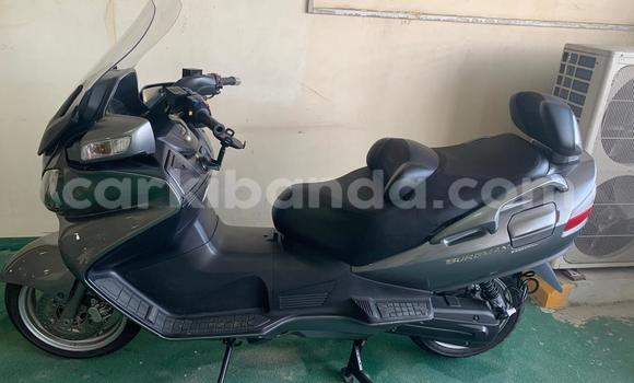 Nunua Ilio tumika Suzuki Boulevard Nyeusi Bike ndani ya Kampala nchini Uganda