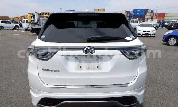 Gura Yakoze Toyota Harrier White Imodoka i Kampala mu Uganda