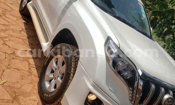 Gura Yakoze Toyota Prado White Imodoka i Kampala mu Uganda Gura Yakoze Toyota Prado White Imodoka i Kampala mu Uganda