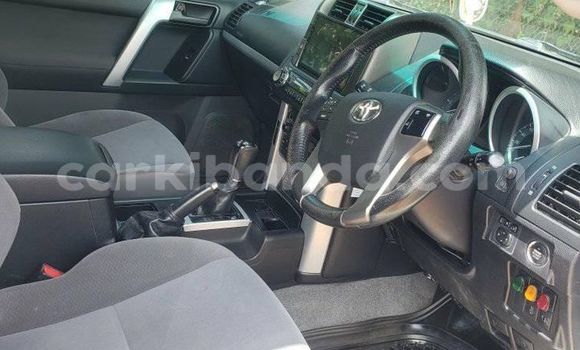 Gura Yakoze Toyota Prado White Imodoka i Kampala mu Uganda Gura Yakoze Toyota Prado White Imodoka i Kampala mu Uganda