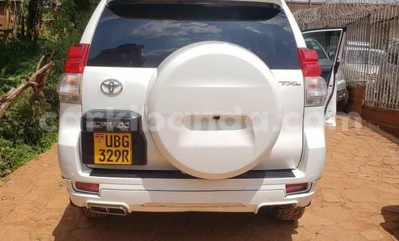 Gura Yakoze Toyota Prado White Imodoka i Kampala mu Uganda Gura Yakoze Toyota Prado White Imodoka i Kampala mu Uganda