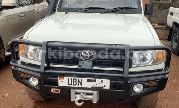 Gura Yakoze Toyota Land Cruiser White Imodoka i Kampala mu Uganda Gura Yakoze Toyota Land Cruiser White Imodoka i Kampala mu Uganda
