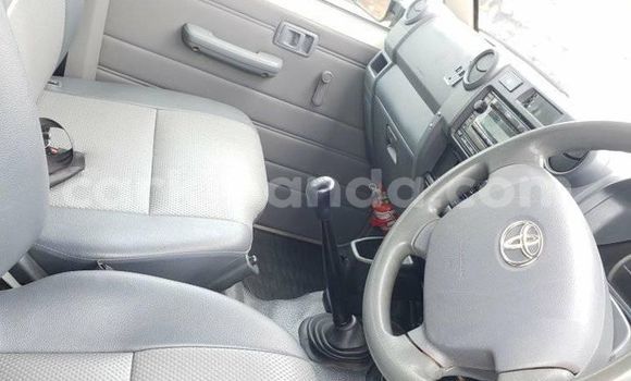 Gura Yakoze Toyota Land Cruiser White Imodoka i Kampala mu Uganda Gura Yakoze Toyota Land Cruiser White Imodoka i Kampala mu Uganda