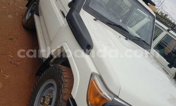 Gura Yakoze Toyota Land Cruiser White Imodoka i Kampala mu Uganda Gura Yakoze Toyota Land Cruiser White Imodoka i Kampala mu Uganda