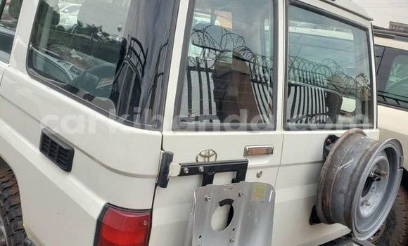 Gura Yakoze Toyota Land Cruiser White Imodoka i Kampala mu Uganda Gura Yakoze Toyota Land Cruiser White Imodoka i Kampala mu Uganda