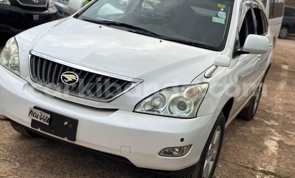 Nunua Ilio tumika Toyota Harrier Nyeupe Gari ndani ya Kampala nchini Uganda