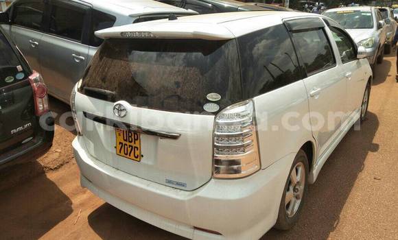 Acheter Occasion Voiture Toyota Wish Blanc à Kampala, Ouganda Acheter Occasion Voiture Toyota Wish Blanc à Kampala, Ouganda