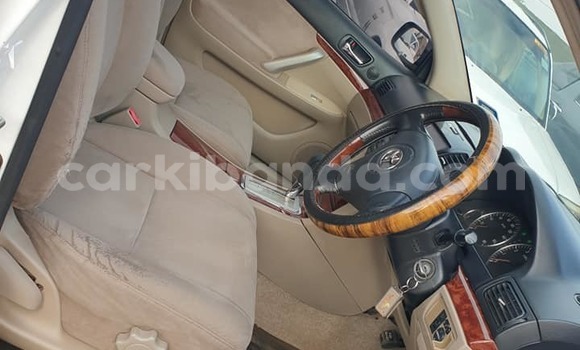 Gura Yakoze Toyota Premio White Imodoka i Kampala mu Uganda