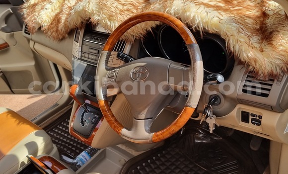 Gura Yakoze Toyota Harrier White Imodoka i Kampala mu Uganda