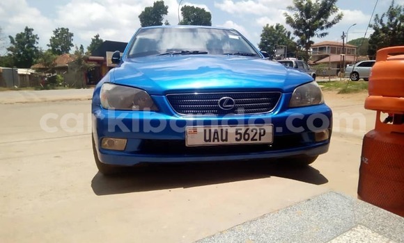 Gura Yakoze Toyota Altezza Blue Imodoka i Kampala mu Uganda Gura Yakoze Toyota Altezza Blue Imodoka i Kampala mu Uganda